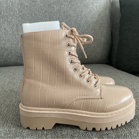 I never wore these they don’t have tag on them but I’ve never wore them - Picture 2 of 4